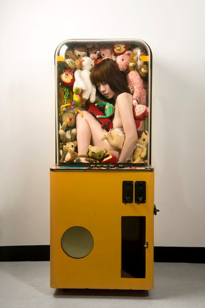 王建扬，夹娃娃机女孩，收藏级无酸艺术纸、艺术微喷，165x110cm，2012，Edition of 5